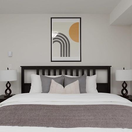 Tastefully Furnished And Newly Updated 2 Bd Central Lynn Valley North Vancouver Villa Exterior foto