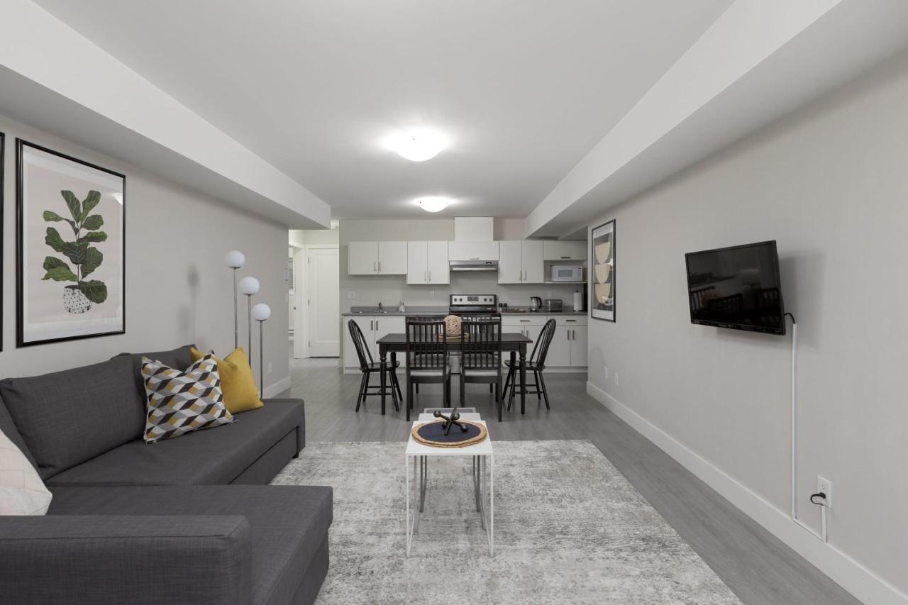 Tastefully Furnished And Newly Updated 2 Bd Central Lynn Valley North Vancouver Villa Exterior foto