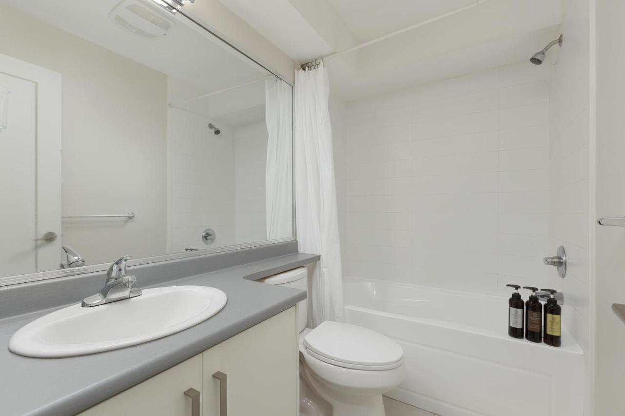 Tastefully Furnished And Newly Updated 2 Bd Central Lynn Valley North Vancouver Villa Exterior foto