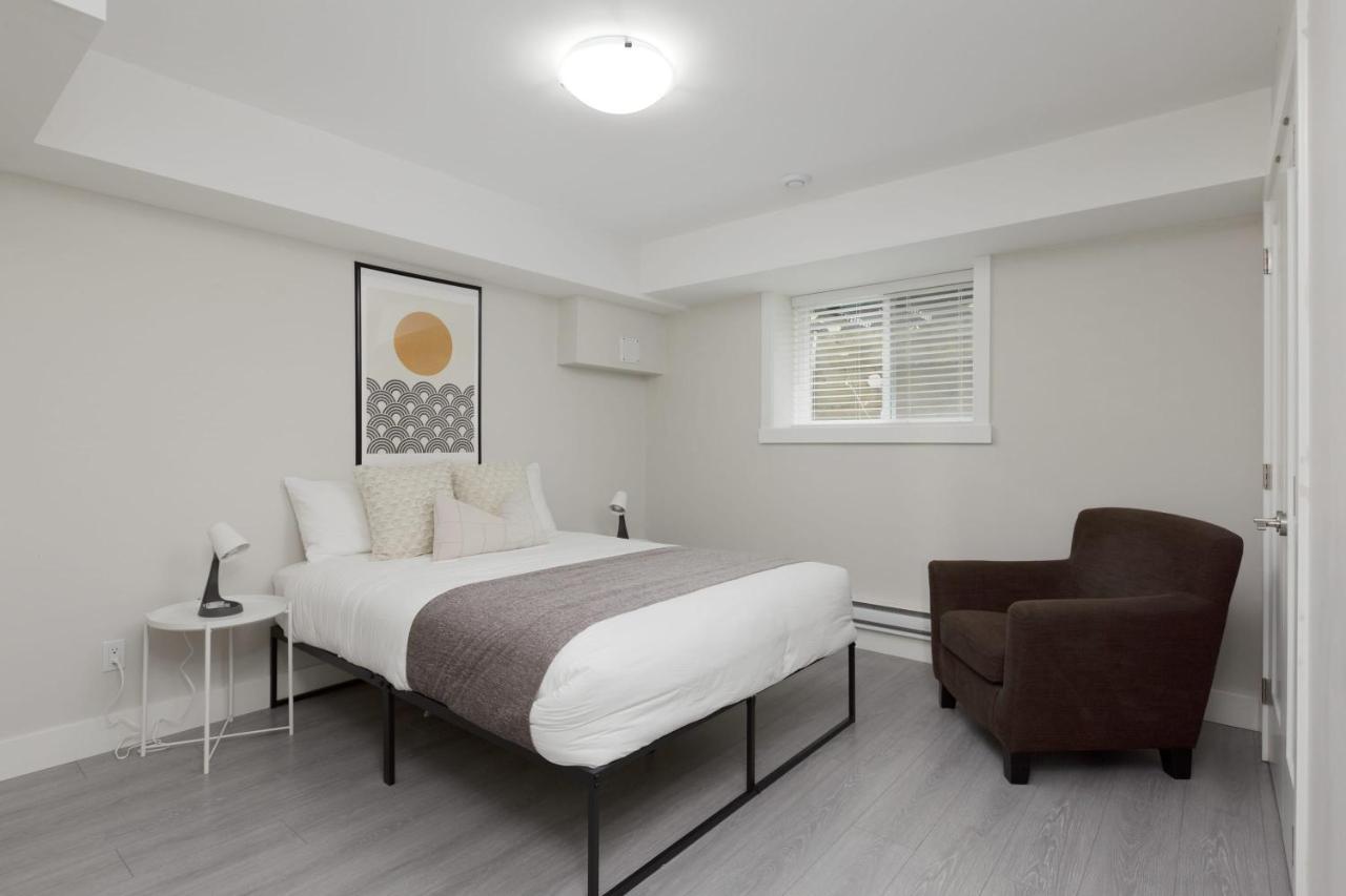 Tastefully Furnished And Newly Updated 2 Bd Central Lynn Valley North Vancouver Villa Exterior foto